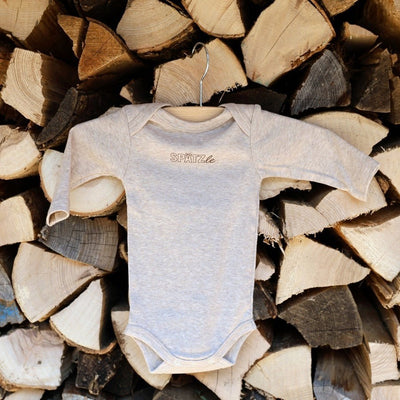 langärmeliger Babybody, Farbe Yemen, Bio-Baumwolle, Aufdruck "Spätzle"