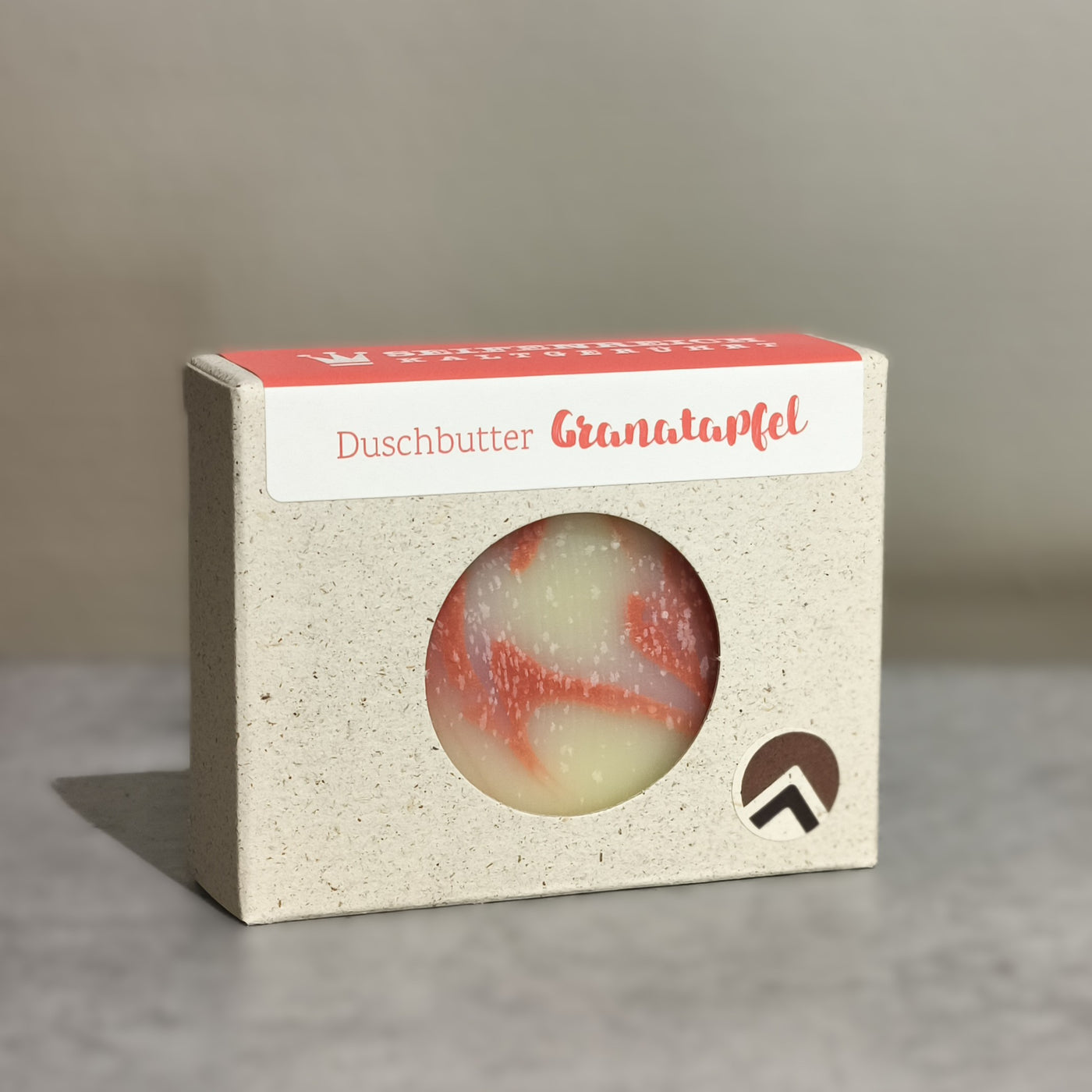 Bio-Duschbutter Granatapfel, 100g Frischegewicht, im Graskarton verpackt, natürlich und vegan hergestellt in Schwaben, Farbe weiß und orange