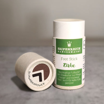 Foot Stick Zirbe, Fußbutter, natürliche Inhaltsstoffe, 47g, runder Graskarton, vegan, albgemacht in Schwaben