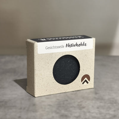 Gesichtsseife Aktivkohle, handgesiedete Naturseife, Hautreinigung, 100g Frischegewicht, vegan, Farbe schwarz, im Graskarton verpackt