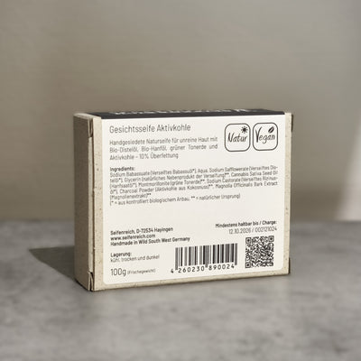 handgesiedete Naturseife Aktivkohle, Farbe schwarz, 100g Frischegewicht, natürlich und vegan, reichhaltige Pflege