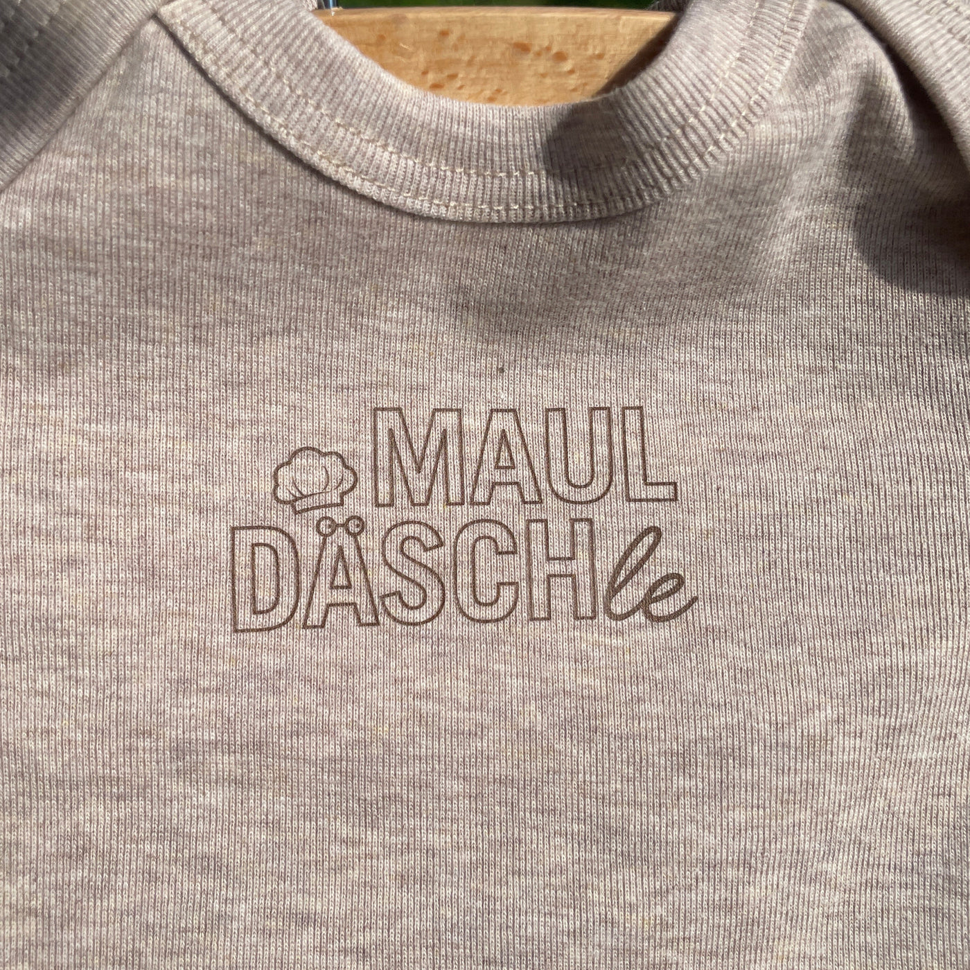 Babybody langarm, Aufdruck "Mauldäschle", Farbe Yemen, Bio-Baumwolle