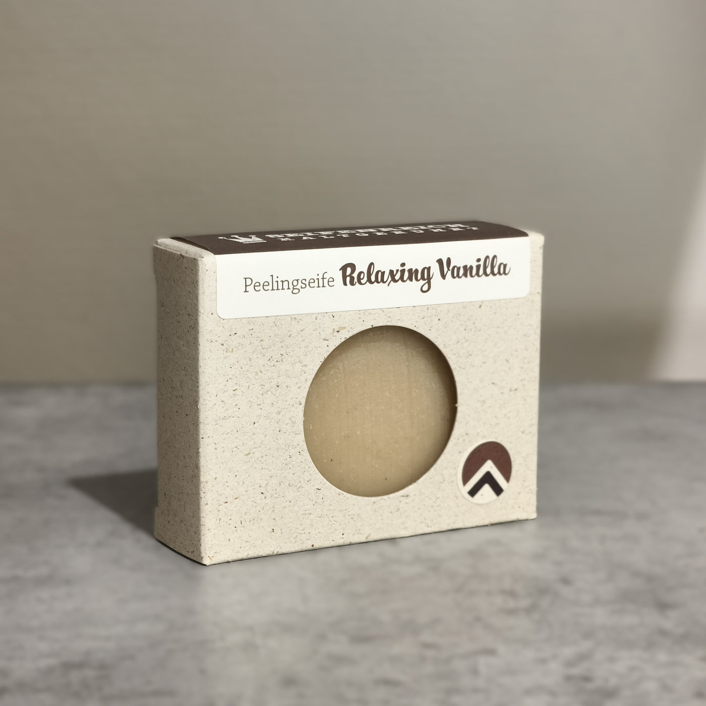 handgesiedete Naturseife, Peelingseife Relaxing Vanilla, 100g Frischegewicht, natürlich und vegan, im Graskarton verpackt
