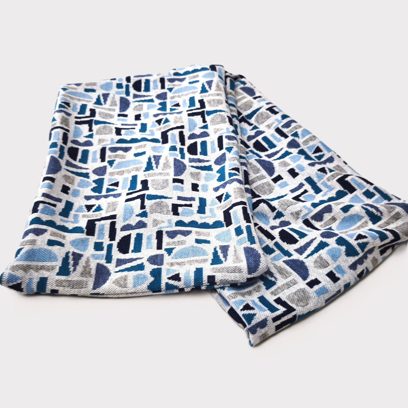 warmer Rundschal Eiszauber, Bio-Baumwolle, geometrische Muster, Blau- und Grautöne