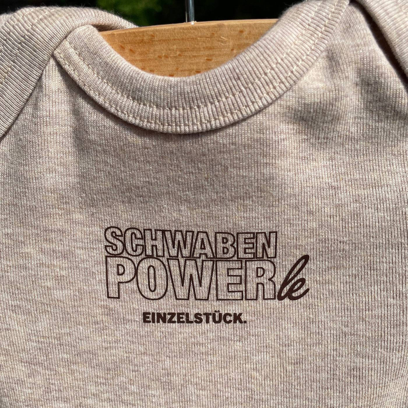 Babybody Langarm, Aufdruck "Schwabenpowerle Einzelstück", Bio-Baumwolle, Farbe Yemen