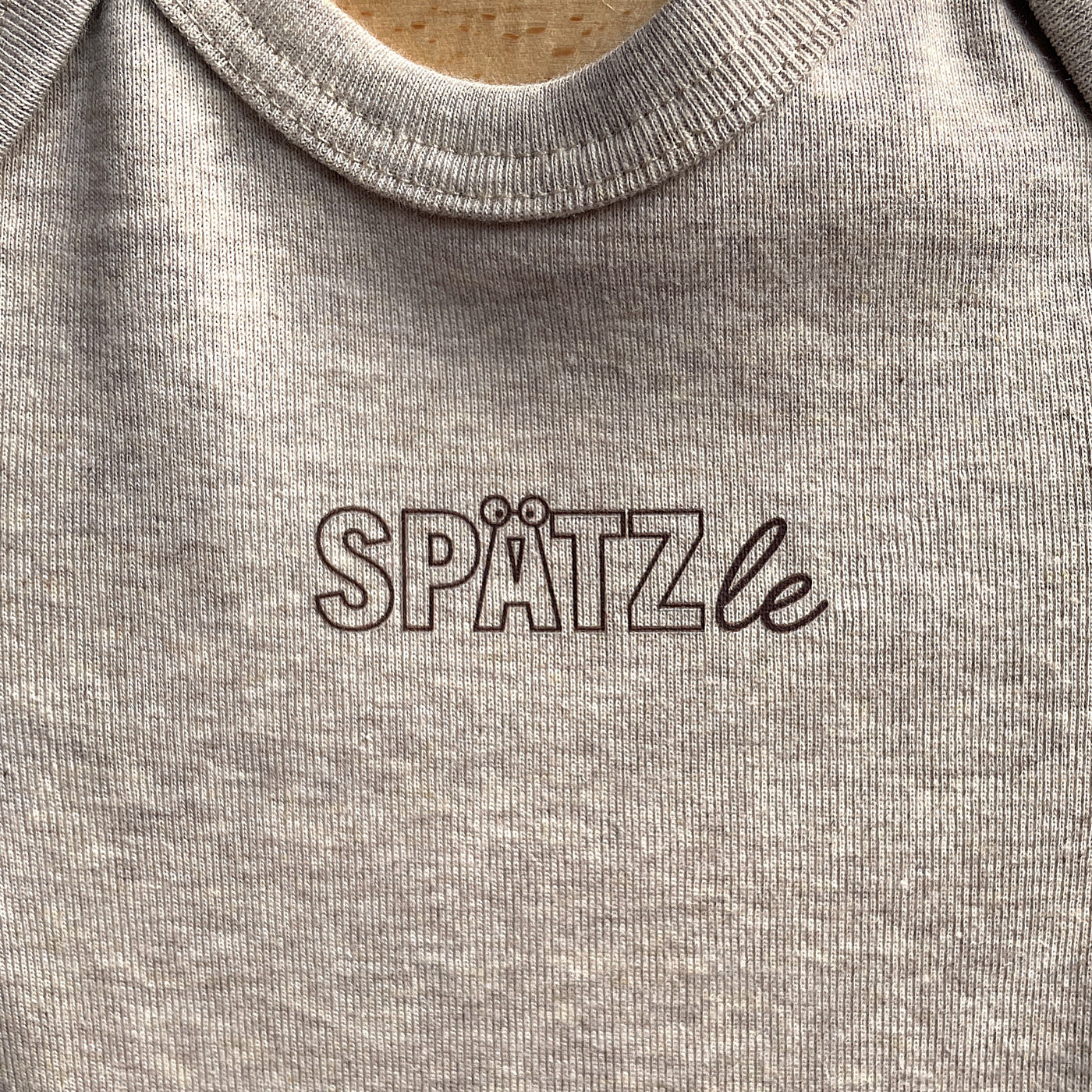 Babybody langarm, Aufdruck "Spätzle", Bio-Baumwolle, Farbe Yemen