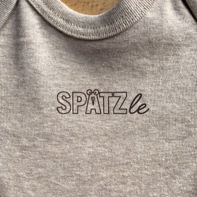 Babybody langarm, Aufdruck "Spätzle", Bio-Baumwolle, Farbe Yemen