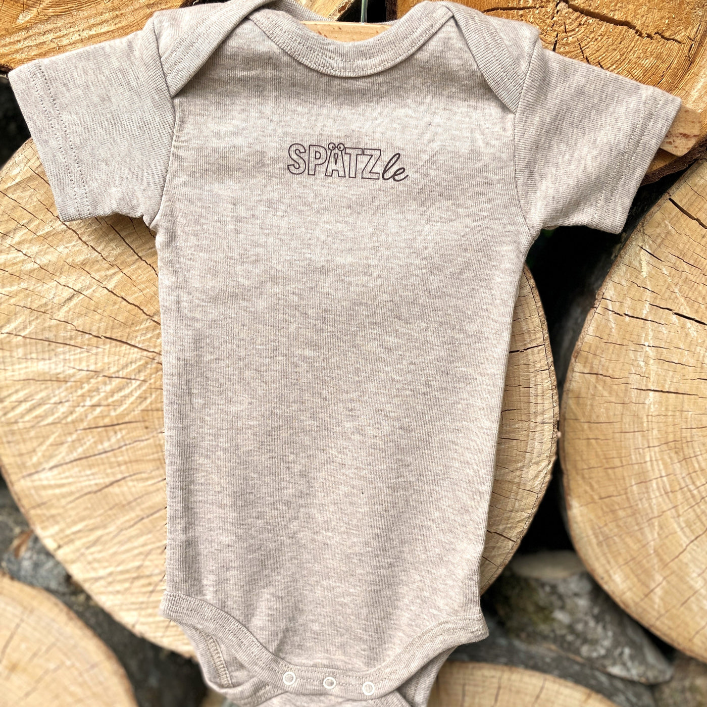 Kurzarm Babybody, Farbe Yemen, Aufdruck "Spätzle", Bio-Baumwolle, handgenäht