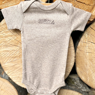 Kurzarm Babybody, Farbe Yemen, Aufdruck "Spätzle", Bio-Baumwolle, handgenäht