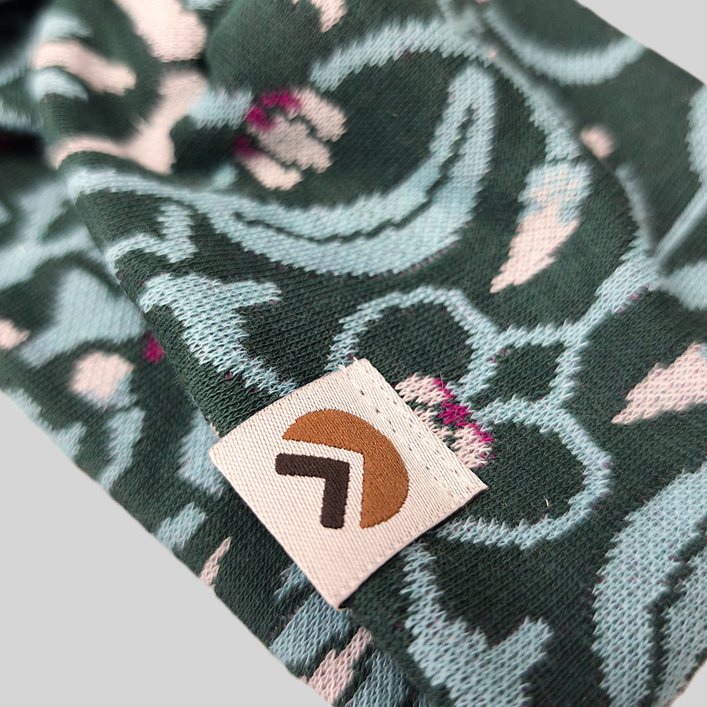 Stirnband, Blau- und Türkistöne Blumenmuster, Ansicht Schwabenpower-Logo