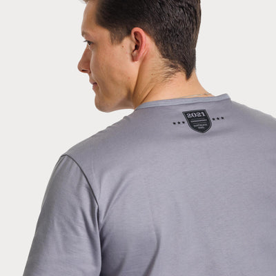 Herren T-Shirt, grau, mit Knopfleiste, Wappen 2021