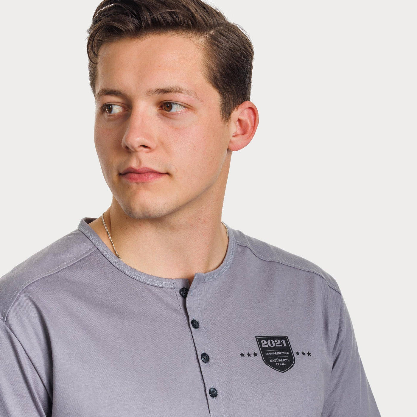 Herren T-Shirt, grau, mit Knopfleiste, Wappen 2021